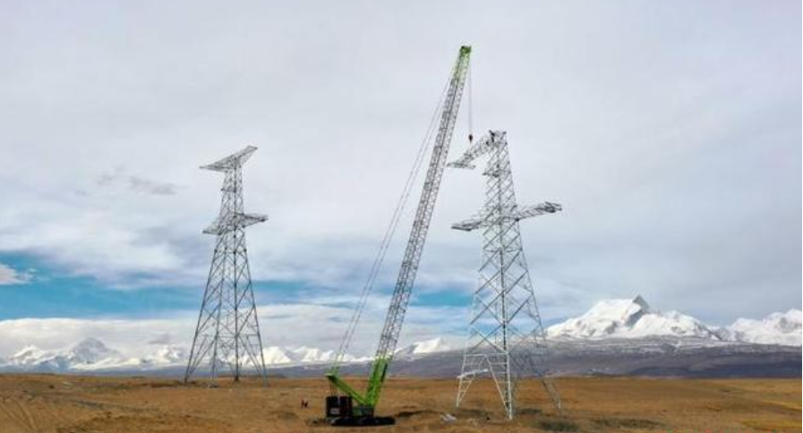 西藏日喀则聂拉木县,中联重科履带起重机正在架设输电线路铁塔.