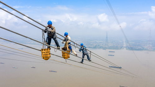 世界最高输电铁塔顺利完成跨江架线施工