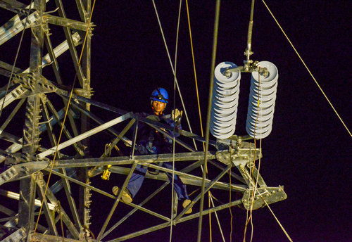 泸州供电公司完成首次跨越在运高铁输电架线作业